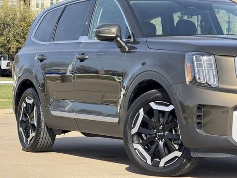 Used 2025 Kia Telluride EX w/ EX Captain's Chair Package image 3