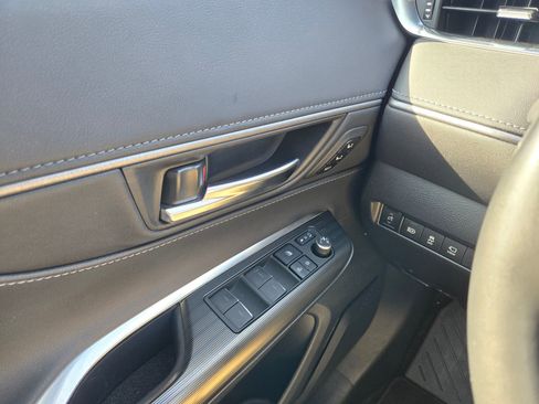 Used 2021 Toyota Venza Limited image 23