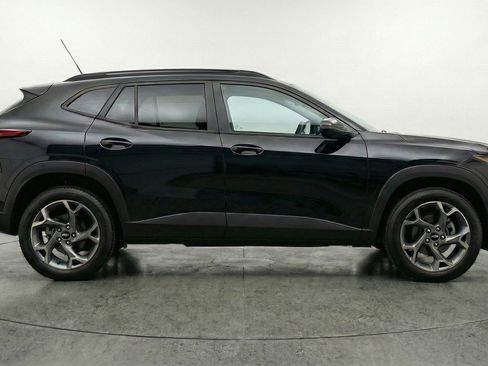 Used 2025 Chevrolet Trax LT w/ LT Convenience Package FWD image 11