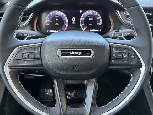 Used 2025 Jeep Grand Cherokee Altitude RWD image 16