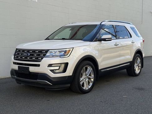 Used 2017 Ford Explorer Limited w/ Equipment Group 301A AWD/4WD image 2