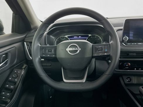 Used 2025 Nissan Rogue SV w/ SV Premium Package image 18