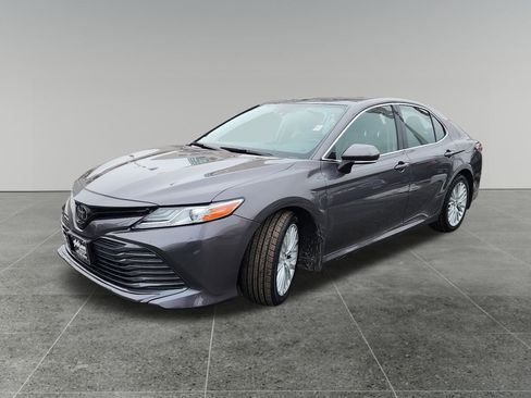 Used 2019 Toyota Camry XLE image 3