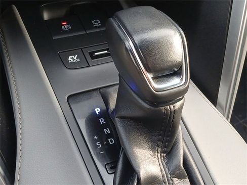 Used 2022 Toyota Venza XLE image 19