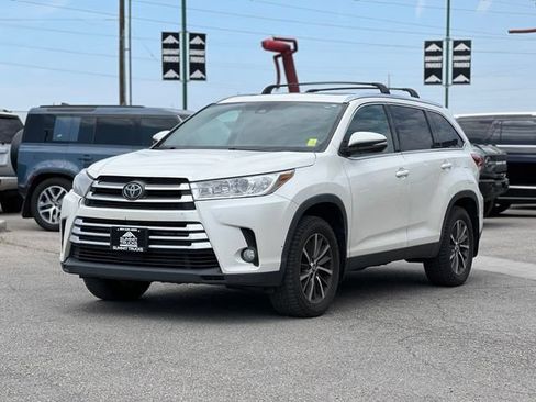 Used 2019 Toyota Highlander XLE AWD/4WD image 3