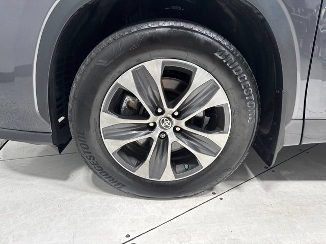 Used 2022 Toyota Highlander XLE AWD/4WD image 7