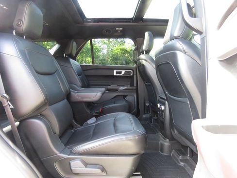 Used 2020 Ford Explorer XLT w/ Equipment Group 202A AWD/4WD image 16
