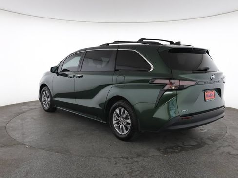 Used 2025 Toyota Sienna XLE FWD image 9