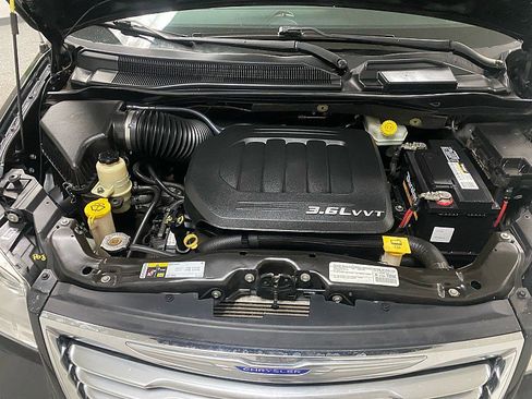 Used 2015 Chrysler Town & Country Touring-L image 15