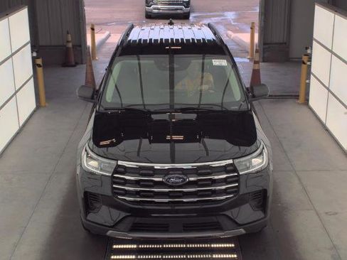 Used 2025 Ford Explorer Active AWD/4WD image 2