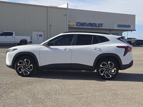 Used 2025 Chevrolet Trax RS w/ Sunroof Package image 4