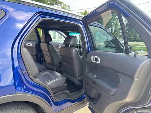 Used 2015 Ford Explorer XLT w/ Equipment Group 202B AWD/4WD image 13