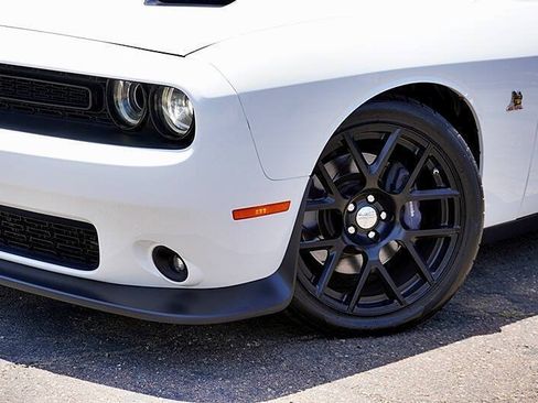 Used 2015 Dodge Challenger R/T Scat Pack w/ Scat Pack Appearance Package RWD image 4