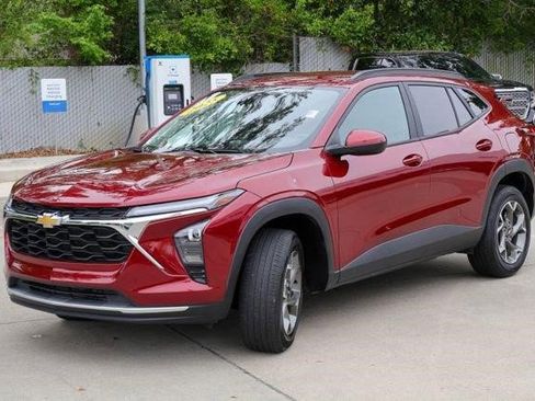 Certified 2025 Chevrolet Trax LT w/ LT Convenience Package FWD image 20