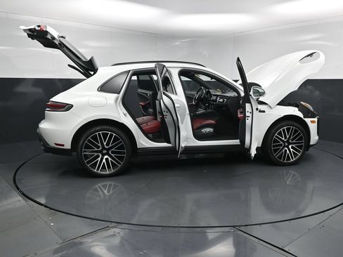 Certified 2025 Porsche Macan AWD/4WD image 33