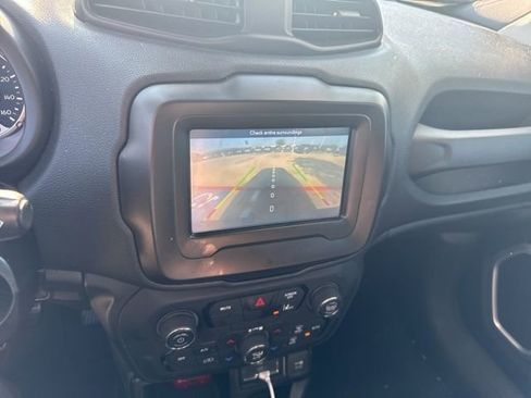 Used 2021 Jeep Renegade Latitude FWD image 8