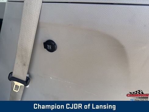 Used 2023 Chrysler Pacifica Touring-L image 13