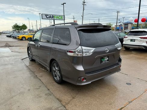 Used 2017 Toyota Sienna SE FWD image 9