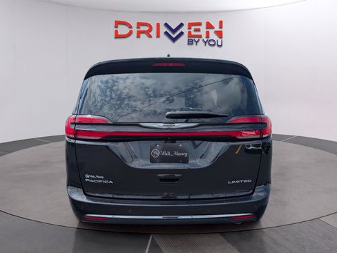 Used 2023 Chrysler Pacifica Limited FWD image 4