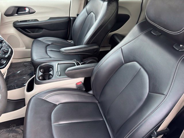 Used 2023 Chrysler Pacifica Touring-L FWD image 6