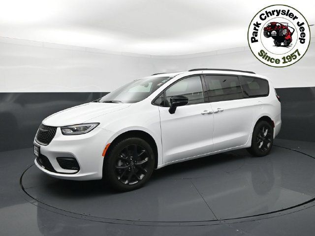 Used 2026 Chrysler Pacifica Limited w/ S Appearance Package AWD/4WD image 2