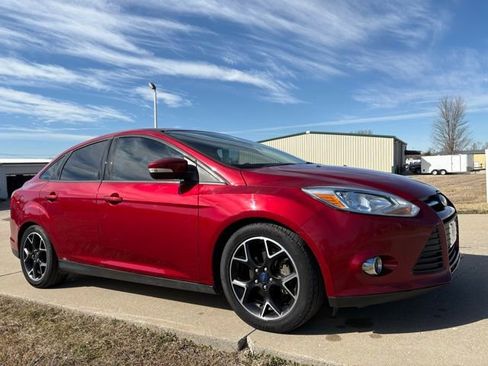 Used 2014 Ford Focus SE w/ Equipment Group 201A FWD image 3