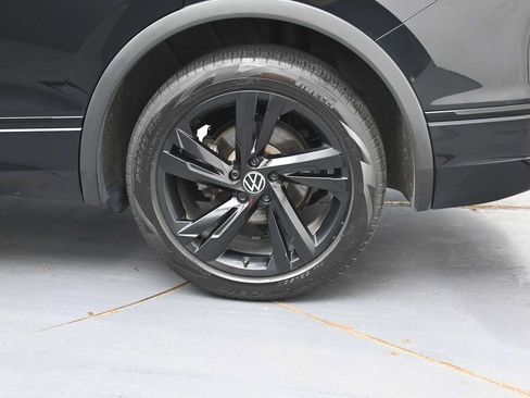 Used 2024 Volkswagen Tiguan SE R-Line AWD/4WD image 5