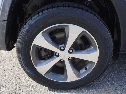 Used 2019 Jeep Cherokee Limited image 18