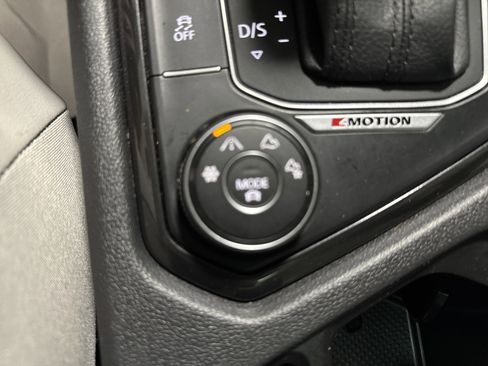 Used 2018 Volkswagen Tiguan SE w/ Panoramic Sunroof Package AWD/4WD image 23