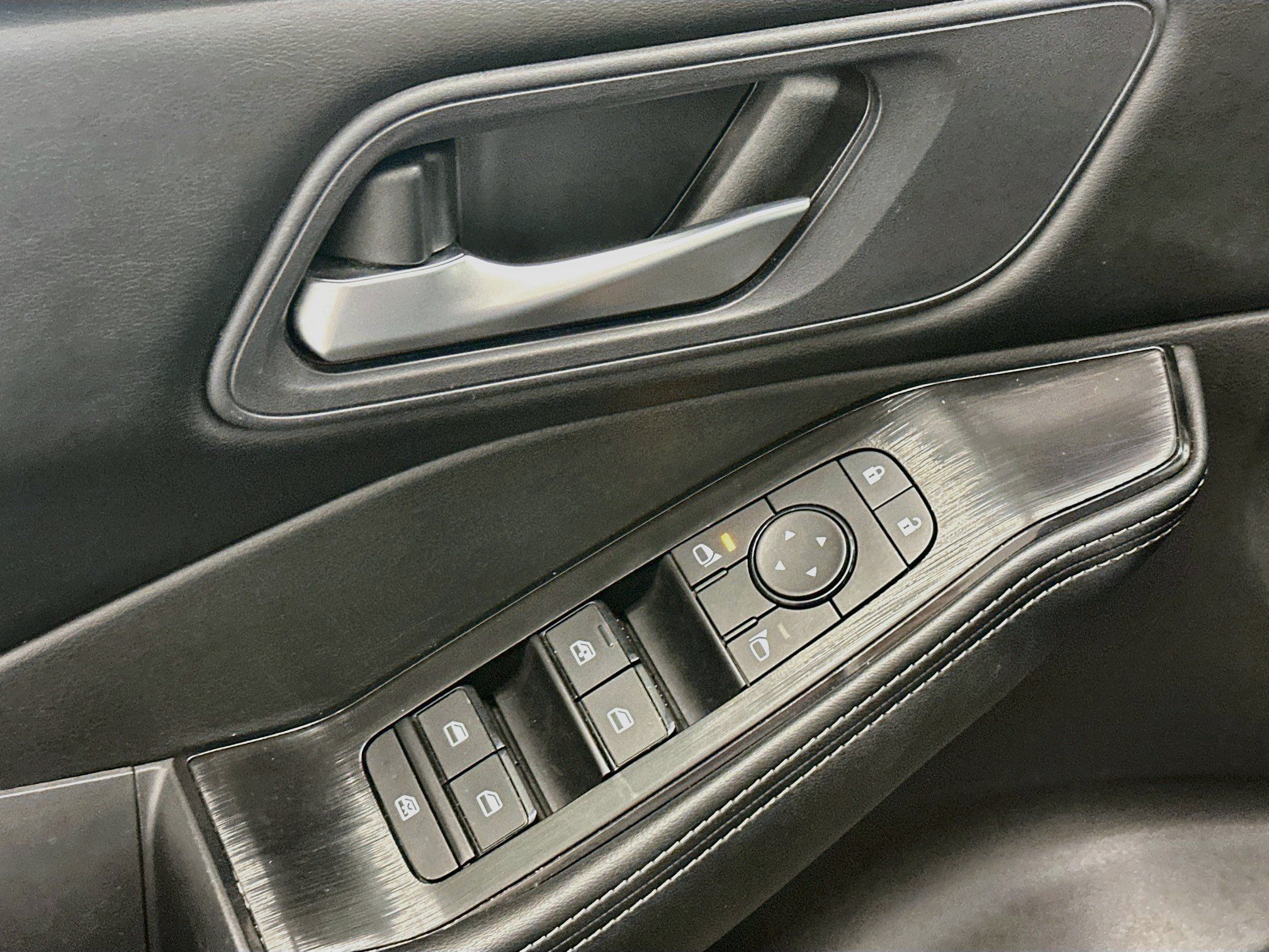 Used 2025 Nissan Rogue SV AWD/4WD image 15