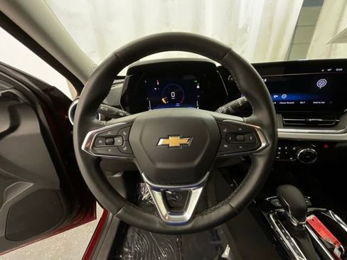 Used 2025 Chevrolet Trax LT w/ LT Convenience Package FWD image 11