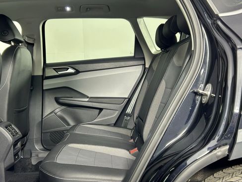 Used 2022 Volkswagen Taos SE w/ Panoramic Sunroof Package FWD image 15
