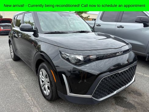 Used 2025 Kia Soul LX FWD image 1