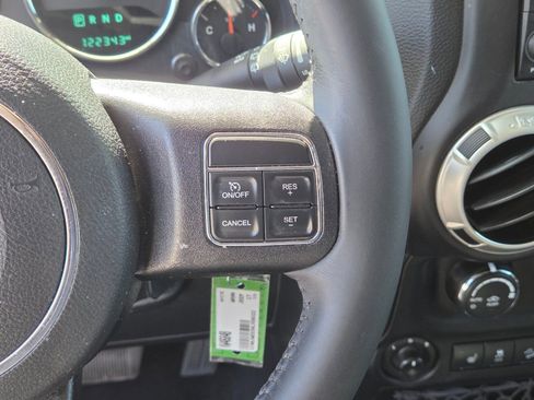 Used 2017 Jeep Wrangler Unlimited Sahara w/ Connectivity Group AWD/4WD image 12