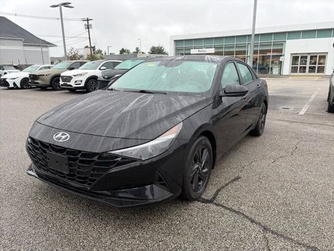 Used 2023 Hyundai Elantra SEL w/ Winter Weather Package FWD image 2