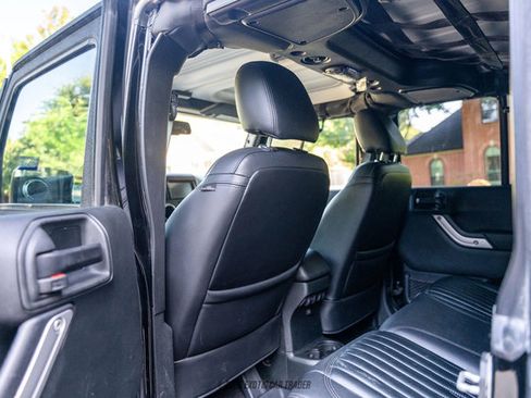 Used 2017 Jeep Wrangler Unlimited Rubicon w/ Connectivity Group AWD/4WD image 44