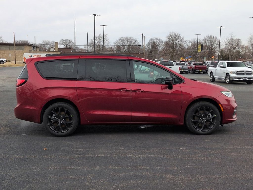 New 2026 Chrysler Pacifica Select w/ S Appearance Package AWD/4WD image 9