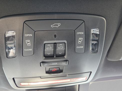 Certified 2025 Toyota Sienna Platinum AWD/4WD image 32