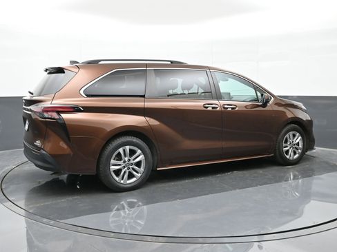 Used 2022 Toyota Sienna XLE image 8