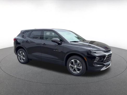Used 2025 Chevrolet Blazer LT FWD image 2