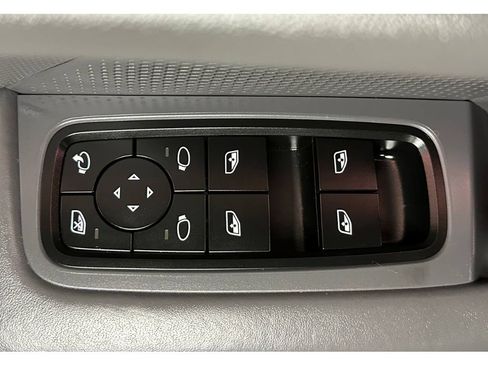 Used 2025 Porsche Taycan image 35