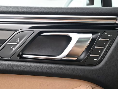 Certified 2026 Porsche Macan AWD/4WD image 18