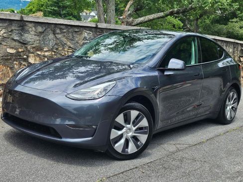 Used 2023 Tesla Model Y Long Range AWD/4WD image 5