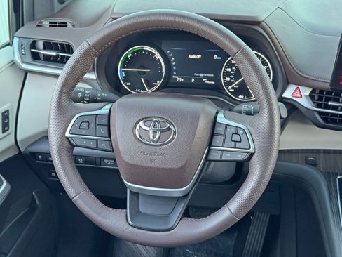 Used 2024 Toyota Sienna Platinum image 22