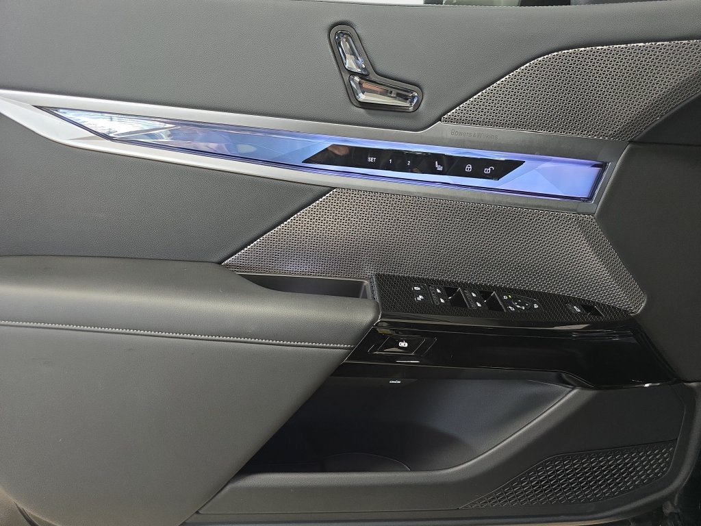 Certified 2023 BMW 740i RWD image 24