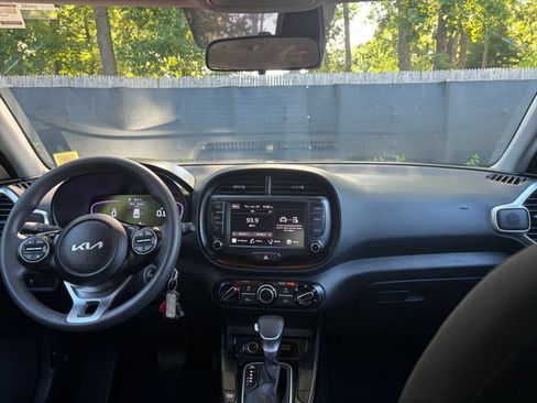 Used 2025 Kia Soul LX w/ LX Technology Package FWD image 31