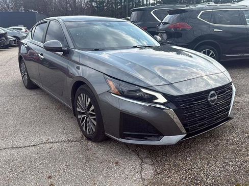 Certified 2023 Nissan Altima 2.5 SV image 1
