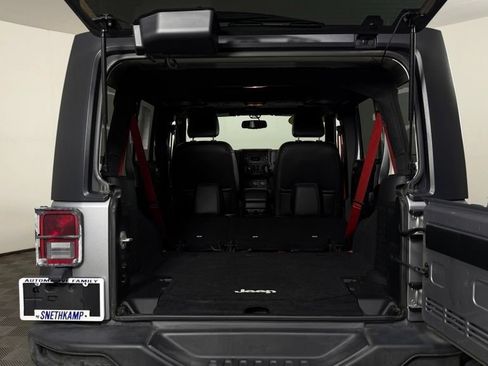 Used 2017 Jeep Wrangler Unlimited Rubicon AWD/4WD image 12