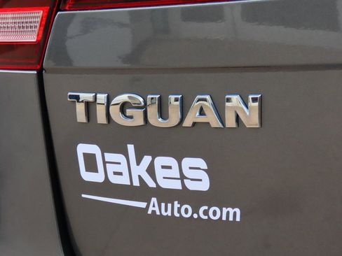 Used 2018 Volkswagen Tiguan S image 18