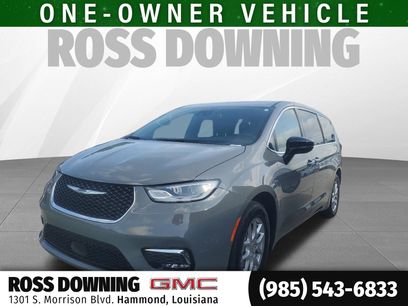 Used 2025 Chrysler Pacifica Select